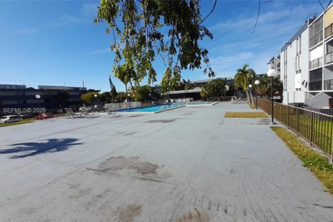 Condominio en alquiler en Miami, Florida, 2 dormitorios, 83.61 m2 № 2075935 - foto 26