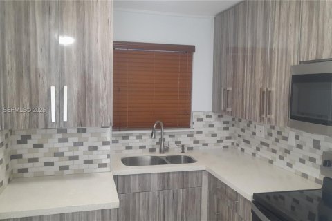 Condominio en alquiler en Miami, Florida, 2 dormitorios, 83.61 m2 № 2075935 - foto 3