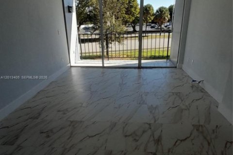 Condominio en alquiler en Miami, Florida, 2 dormitorios, 83.61 m2 № 2075935 - foto 19