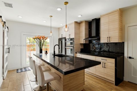 Casa en alquiler en Miami Beach, Florida, 3 dormitorios, 155.15 m2 № 1992753 - foto 1