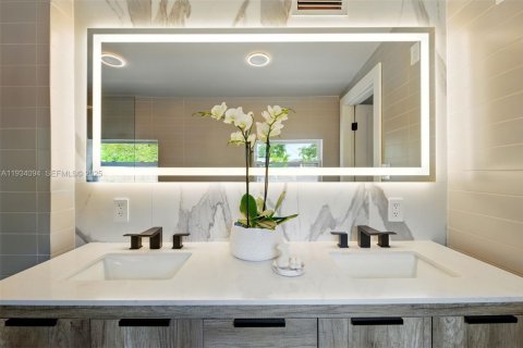 Casa en alquiler en Miami Beach, Florida, 3 dormitorios, 155.15 m2 № 1992753 - foto 28