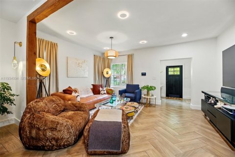 Casa en alquiler en Miami Beach, Florida, 3 dormitorios, 155.15 m2 № 1992753 - foto 4