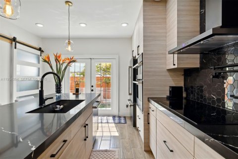 Casa en alquiler en Miami Beach, Florida, 3 dormitorios, 155.15 m2 № 1992753 - foto 12