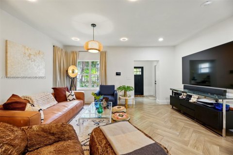 Casa en alquiler en Miami Beach, Florida, 3 dormitorios, 155.15 m2 № 1992753 - foto 8