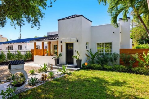 Casa en alquiler en Miami Beach, Florida, 3 dormitorios, 155.15 m2 № 1992753 - foto 2