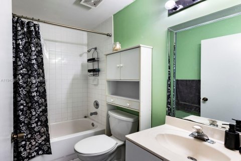 Villa ou maison à vendre à Miami, Floride: 4 chambres, 168.8 m2 № 2001301 - photo 16