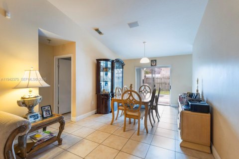 Villa ou maison à vendre à Miami, Floride: 4 chambres, 168.8 m2 № 2001301 - photo 8