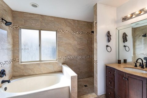 Villa ou maison à vendre à Miami, Floride: 4 chambres, 168.8 m2 № 2001301 - photo 4