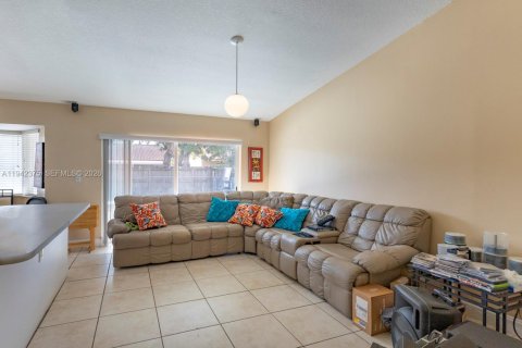 Villa ou maison à vendre à Miami, Floride: 4 chambres, 168.8 m2 № 2001301 - photo 9