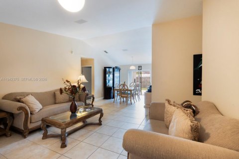 Villa ou maison à vendre à Miami, Floride: 4 chambres, 168.8 m2 № 2001301 - photo 2