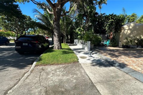 Propiedad comercial en venta en Miami, Florida, 204.38 m2 № 2055260 - foto 2