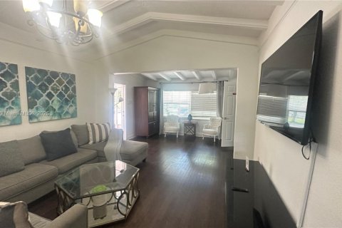 Propiedad comercial en venta en Miami, Florida, 204.38 m2 № 2055260 - foto 10