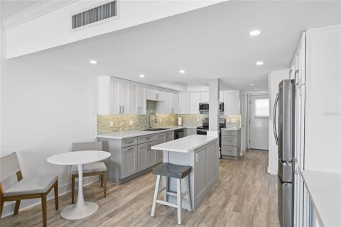 Condo in New Smyrna Beach, Florida, 2 bedrooms № 2145043 - photo 14