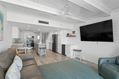 Condo in New Smyrna Beach, Florida, 2 bedrooms № 2145043 - photo 12