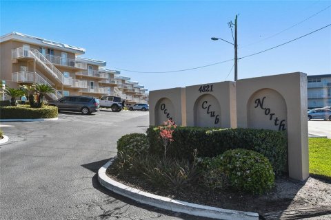 Condo in New Smyrna Beach, Florida, 2 bedrooms № 2145043 - photo 2