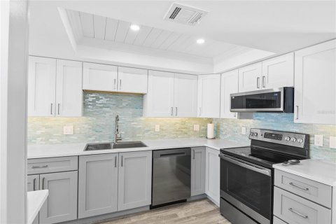 Condo in New Smyrna Beach, Florida, 2 bedrooms № 2145043 - photo 18