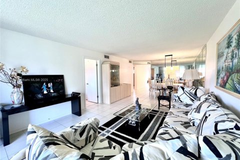 Condominio en alquiler en Pembroke Pines, Florida, 2 dormitorios, 108.7 m2 № 1896714 - foto 2
