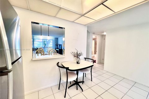 Condominio en alquiler en Pembroke Pines, Florida, 2 dormitorios, 108.7 m2 № 1896714 - foto 11