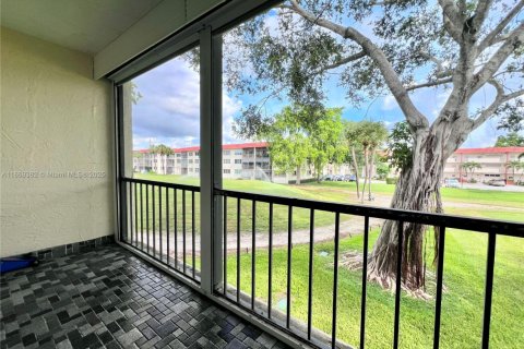 Condominio en alquiler en Pembroke Pines, Florida, 2 dormitorios, 108.7 m2 № 1896714 - foto 15