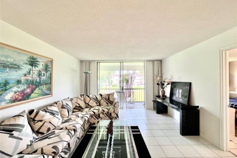 Condominio en alquiler en Pembroke Pines, Florida, 2 dormitorios, 108.7 m2 № 1896714 - foto 1