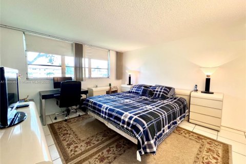 Condominio en alquiler en Pembroke Pines, Florida, 2 dormitorios, 108.7 m2 № 1896714 - foto 4