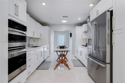 Villa ou maison à vendre à Miami, Floride: 4 chambres, 304.63 m2 № 1965128 - photo 13