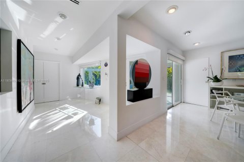Villa ou maison à vendre à Miami, Floride: 4 chambres, 304.63 m2 № 1965128 - photo 9