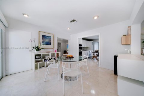 Villa ou maison à vendre à Miami, Floride: 4 chambres, 304.63 m2 № 1965128 - photo 12