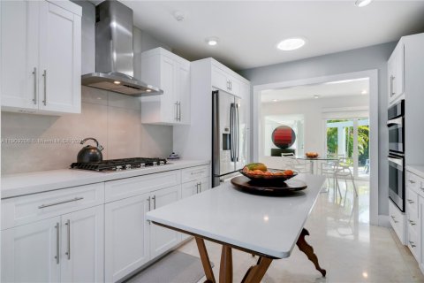 Villa ou maison à vendre à Miami, Floride: 4 chambres, 304.63 m2 № 1965128 - photo 14