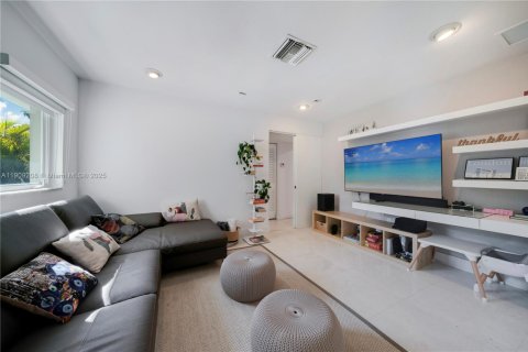 Villa ou maison à vendre à Miami, Floride: 4 chambres, 304.63 m2 № 1965128 - photo 15