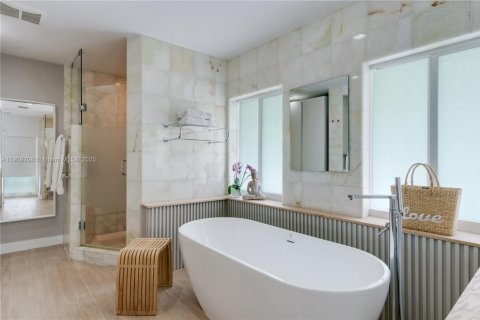 Villa ou maison à vendre à Miami, Floride: 4 chambres, 304.63 m2 № 1965128 - photo 28