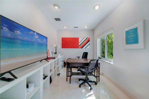 Villa ou maison à vendre à Miami, Floride: 4 chambres, 304.63 m2 № 1965128 - photo 11