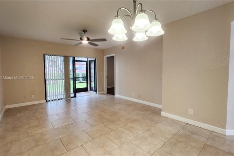 Снять в аренду кондоминиум в Корал-Спрингс, Флорида 2 спальни, 78.97м2, № 1973524 - фото 1