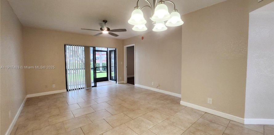 Кондоминиум с 2 спальнями в Корал-Спрингс, Флорида № 1973524