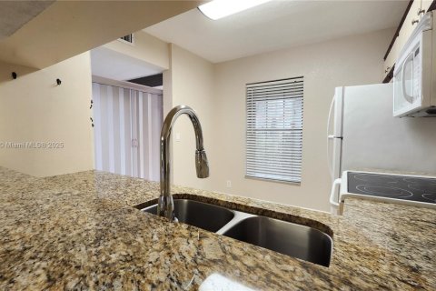 Снять в аренду кондоминиум в Корал-Спрингс, Флорида 2 спальни, 78.97м2, № 1973524 - фото 4