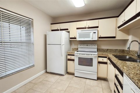 Снять в аренду кондоминиум в Корал-Спрингс, Флорида 2 спальни, 78.97м2, № 1973524 - фото 3