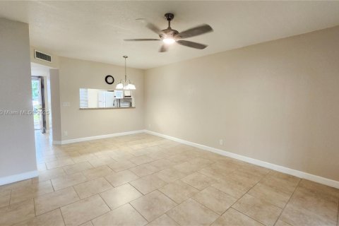 Снять в аренду кондоминиум в Корал-Спрингс, Флорида 2 спальни, 78.97м2, № 1973524 - фото 2