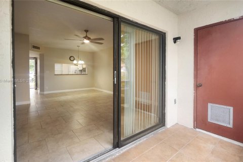 Снять в аренду кондоминиум в Корал-Спрингс, Флорида 2 спальни, 78.97м2, № 1973524 - фото 12