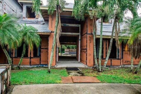 House in Winter Haven, Florida 4 bedrooms, 352.66 sq.m. № 1911375 - photo 6