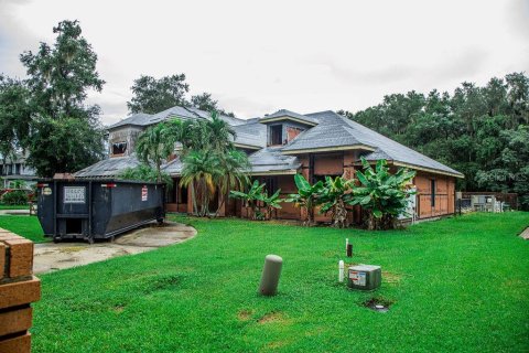 House in Winter Haven, Florida 4 bedrooms, 352.66 sq.m. № 1911375 - photo 1