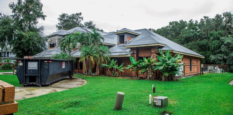 House in Winter Haven, Florida 4 bedrooms, 352.66 sq.m. № 1911375