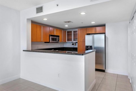 Condo in West Palm Beach, Florida, 2 bedrooms № 2185287 - photo 5