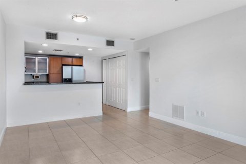 Condo in West Palm Beach, Florida, 2 bedrooms № 2185287 - photo 7