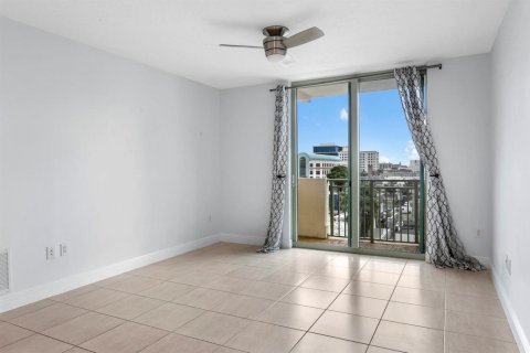 Condo in West Palm Beach, Florida, 2 bedrooms № 2185287 - photo 8