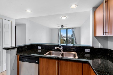 Condo in West Palm Beach, Florida, 2 bedrooms № 2185287 - photo 2