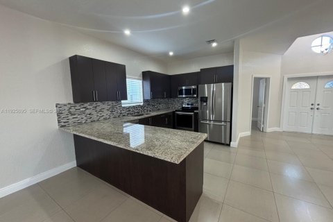 Снять в аренду виллу или дом в Майами, Флорида 4 спальни, 151.15м2, № 1984085 - фото 5