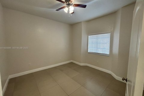 Снять в аренду виллу или дом в Майами, Флорида 4 спальни, 151.15м2, № 1984085 - фото 10