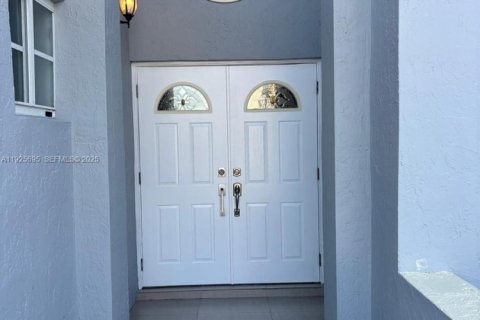 Снять в аренду виллу или дом в Майами, Флорида 4 спальни, 151.15м2, № 1984085 - фото 2