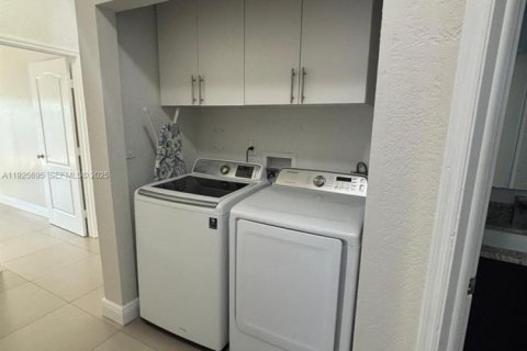 Снять в аренду виллу или дом в Майами, Флорида 4 спальни, 151.15м2, № 1984085 - фото 11