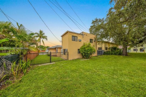 Commercial property in Miami, Florida № 2043269 - photo 4